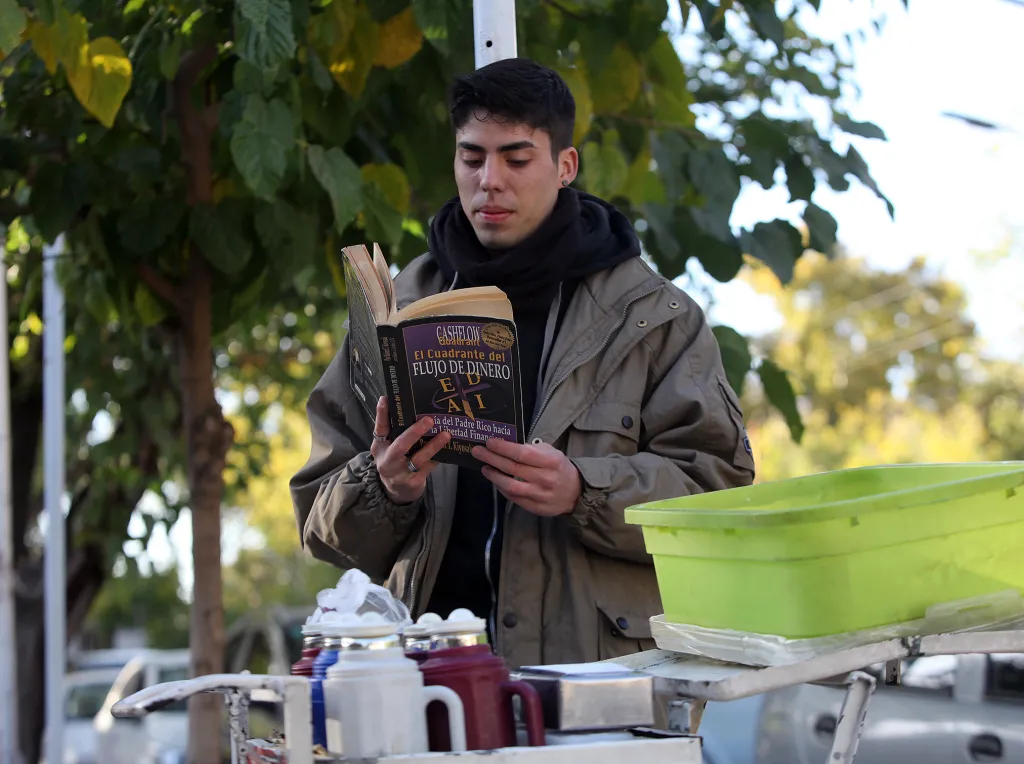 El joven emprendedor que vende café y lee sobre economía en la calle
