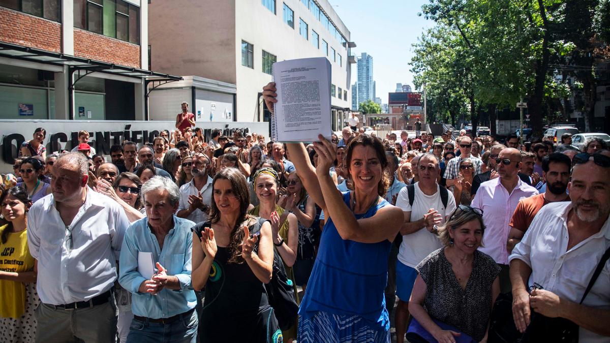 Entregaron al Conicet un petitorio con 12.000 firmas en «defensa del sistema científico»