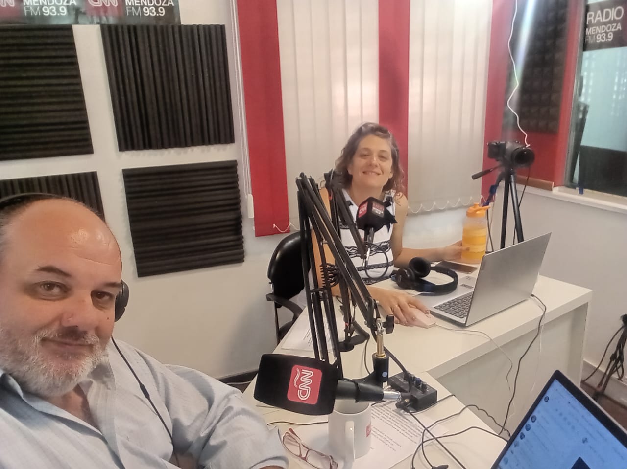 Gabriel Piconero y Anabel Angileri, Conductores del ciclo EntornoPyme, ahora por CNN Radio Mendoza