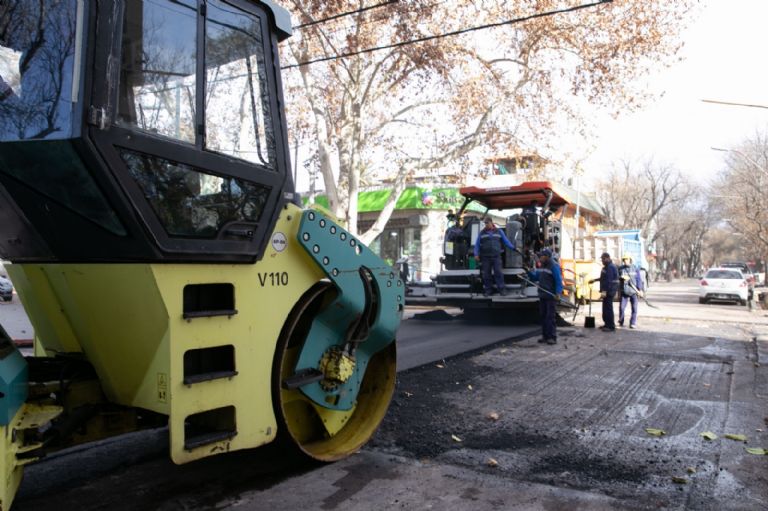 Ciudad de Mendoza comenzó las obras de asfaltado de calzada en la avenida Mitre