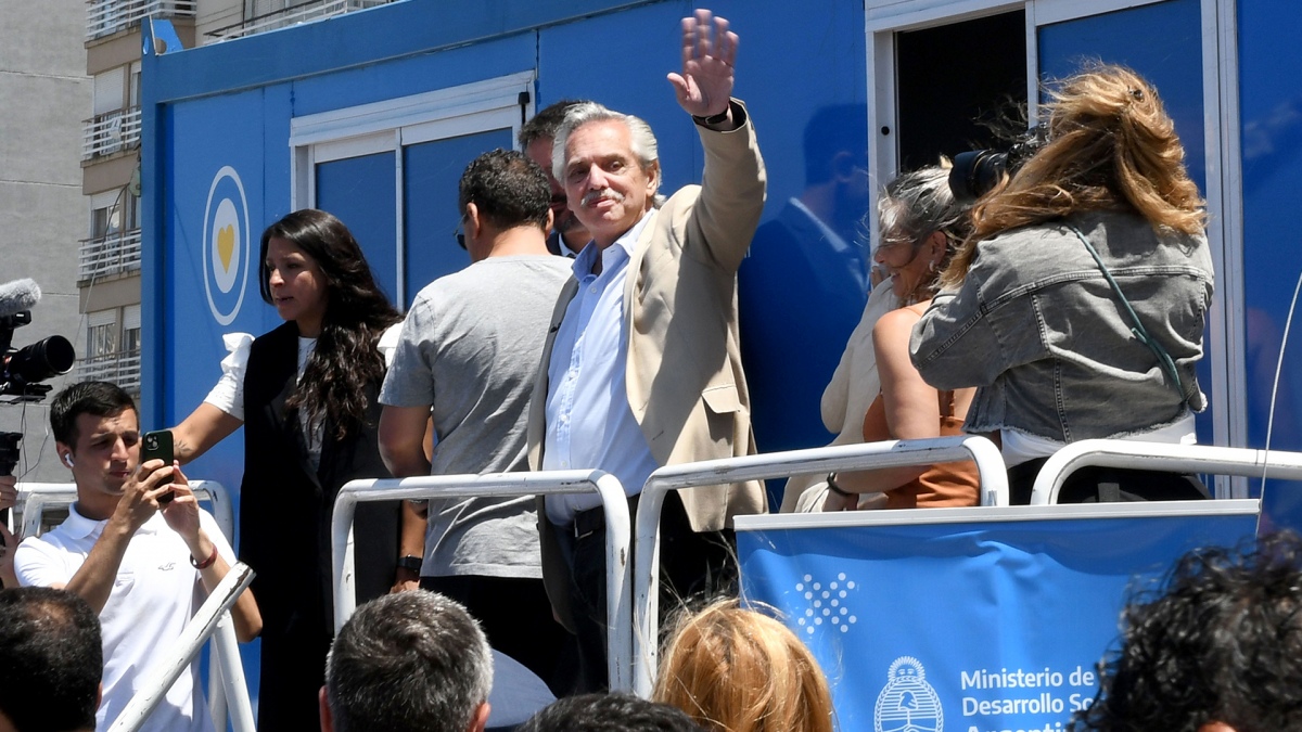 Alberto Fernández llega a la provincia para el regreso del tren a Palmira