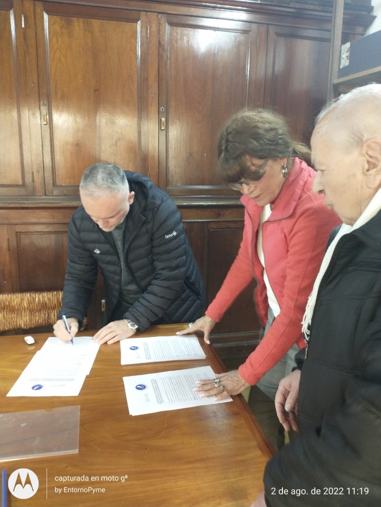 Gabriel Carchano y Mirta Díaz firman el convenio de cooperación